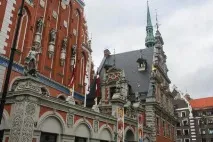 черните къщата