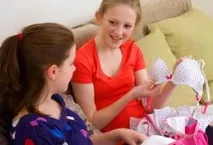 Перша менструація та статеве дозрівання у дівчаток – прозорі білі вагінальні виділення. перша
