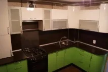 Кухня з вентиляційним коробом. кухня