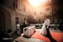 Офіційне весілля у Празі в саду палацу-готелю Пахтів Палац саду