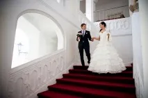 Офіційне весілля у Празі в саду палацу-готелю Пахтів Палац весілля