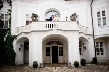 Офіційне весілля у Празі в саду палацу-готелю Пахтів Палац саду
