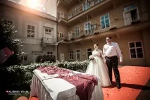 Офіційне весілля у Празі в саду палацу-готелю Пахтів Палац празі