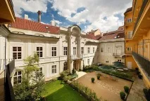 Офіційне весілля у Празі в саду палацу-готелю Пахтів Палац весілля