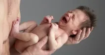 Чому важливо брати дітей на руки важливо