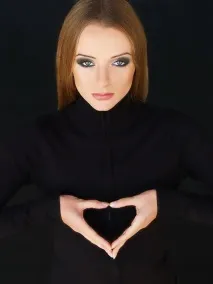Листівка (плейкаст) «Віртуальне кохання – чорна кішка у темній кімнаті, в якій її немає» віртуальне