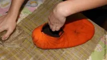 Висока рівна п’ята формується на валяних тапках рівна