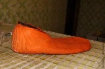 Висока рівна п’ята формується на валяних тапках розрізу