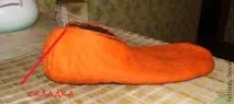 Висока рівна п’ята формується на валяних тапках рівна