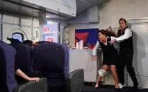 Що станеться, якщо хтось відчинить двері літака під час польоту хтось