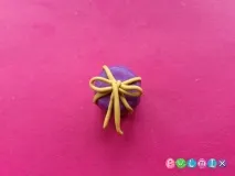 Як зліпити новорічні подарунки із пластиліну. бантик