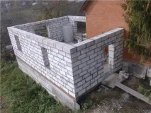 Як зробити прибудову до дерев’яного або цегляного будинку своїми руками. прибудову