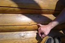 Як закладати щілини в колодах причини появи, матеріали для закладення тріщин в колодах зрубу, щілини