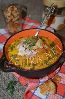 Картопляно-морквяний суп-пюре з куркою та сухариками - Кулінарні рецепти люблячої дружини сухариками