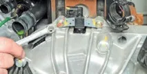 Renault Logan зняти заміна ремонт Зняття датчика положення колінчастого валу Рено Логан заміна