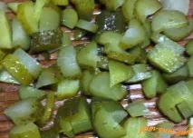 Розсольник з перловкою і солоними огірками. огірками