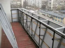 Засклення балконів з виносом - встановлення кроків від майстра балконів