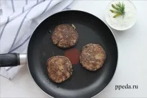 Печінкові оладки із соусом соусом