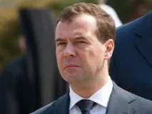 Пітер зустрів Медведєва клаксонами та - різними пальцями, Українські Новини пітер