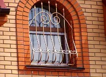 Плюси та мінуси грат на вікнах плюси