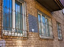 Плюси та мінуси грат на вікнах грат