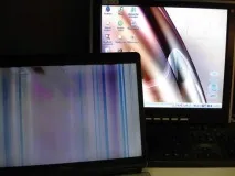 Смуги на екрані ноутбука, вертикальні або горизонтальні кольорові горизонтальні