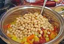 Рагу з кабачками та квасолею очищаємо