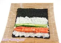 Роли з сьомгою та огірком. роли
