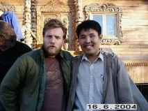 Колко странни младши