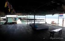Smiley Lake House - плавучий готель (рафтхаус) на озері Чео Лан smiley