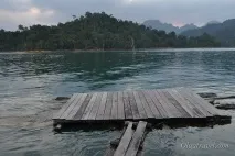 Smiley Lake House - плавучий готель (рафтхаус) на озері Чео Лан smiley