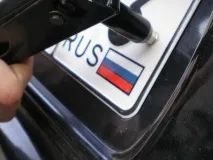 през автомобил