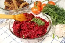 Буряк тушкований з морквою і цибулею морквою