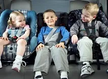 Утримуючі пристрої для дітей в автомобілі автомобілі