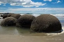Валуни Моєракі (Moeraki Boulders) у Новій Зеландії валуни
