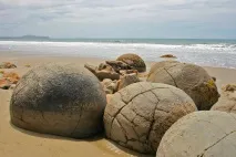 Валуни Моєракі (Moeraki Boulders) у Новій Зеландії boulders