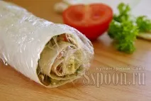 Рулет з лаваша з грибами та свіжими овочами. лаваша