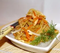 Салат з куркою в китайському стилі. китайському