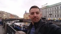 дівчину