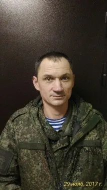 дівчину