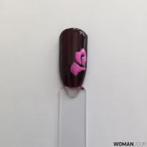 върху нокътя върху нокътя