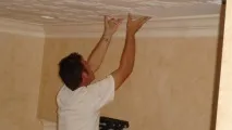 Як клеїти плитку на стелю клеїти
