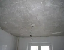 Як клеїти плитку на стелю стелю