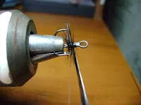 завържете муха