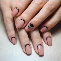 Манікюр із чорним лаком на короткі нігті короткі