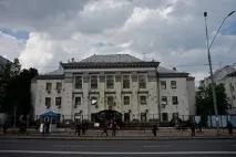 Світ Бажаючі проголосувати в посольстві України в Києві не зустріли опору - PressFrom проголосувати