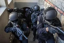 полицейски служител