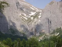 поток водопад