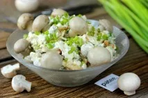 Салат з куркою та грибами рецепт з курячою грудкою, маринованими огірками, печерицями, смачний з грибами