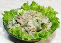 Салат з куркою та грибами рецепт з курячою грудкою, маринованими огірками, печерицями, смачний з куркою